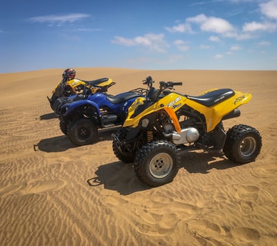 三个ATV沙丘
